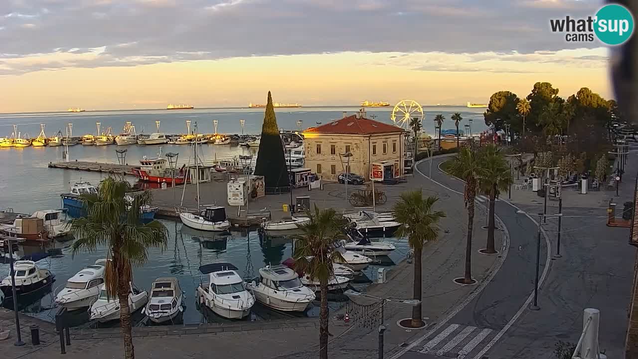 Spletna kamera Koper – Panorama na marino in promenado s Hotela Grand Koper