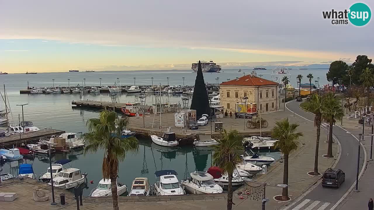 Spletna kamera Koper – Panorama na marino in promenado s Hotela Grand Koper