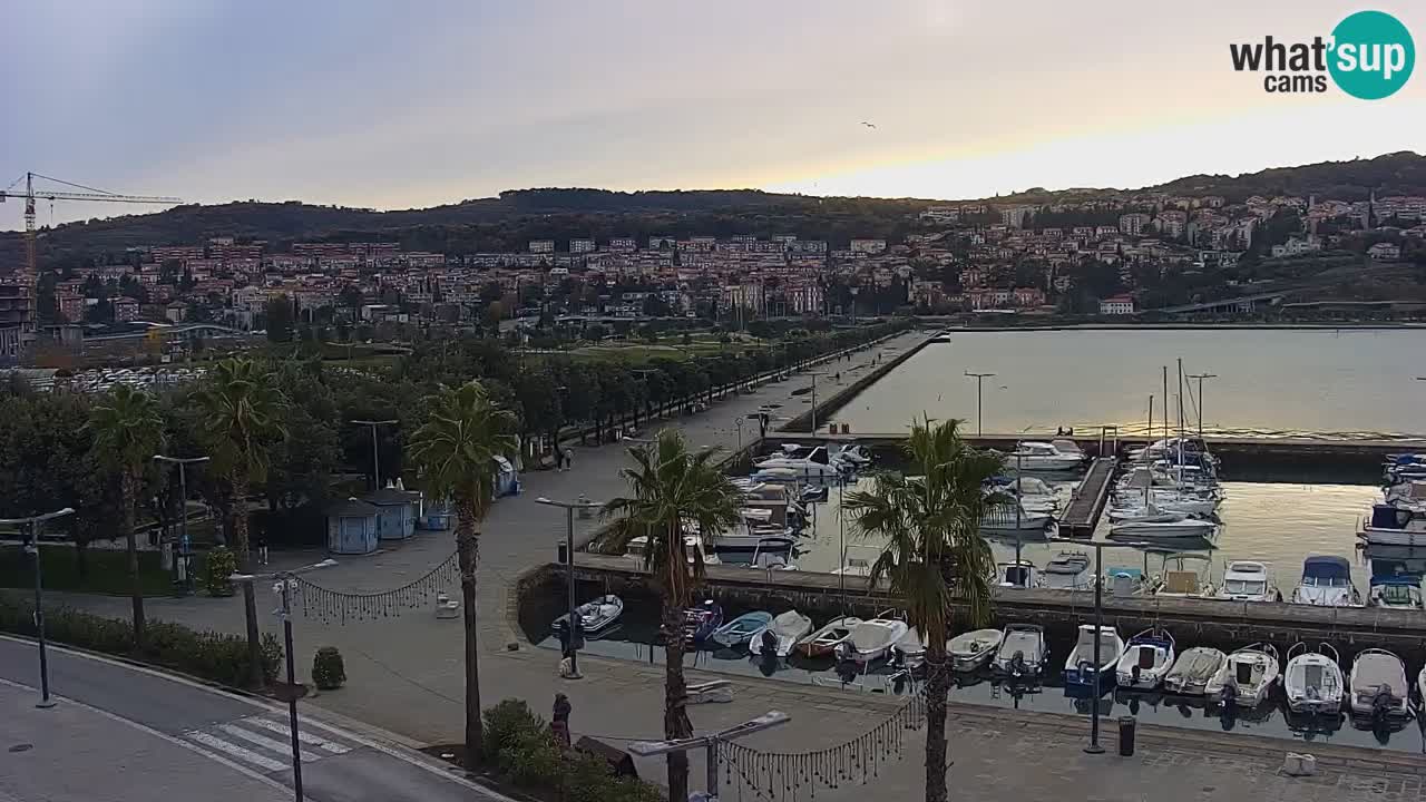 Webcam Koper – Panorama des Jachthafens und der Promenade vom Hotel Grand Koper