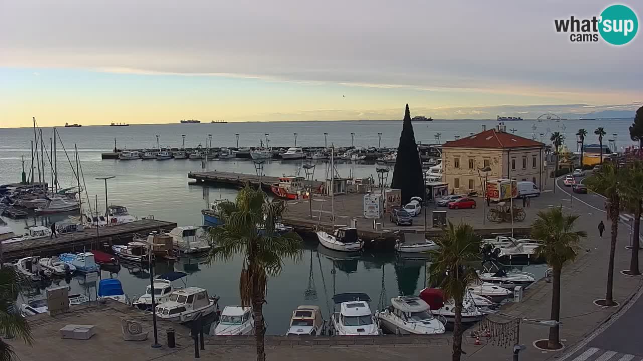 Webcam Koper – Panorama des Jachthafens und der Promenade vom Hotel Grand Koper