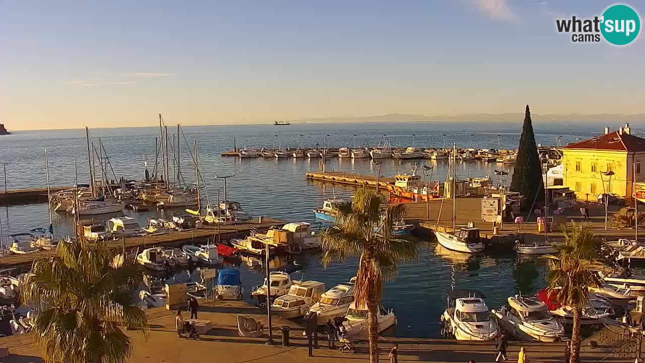 Spletna kamera Koper – Panorama na marino in promenado s Hotela Grand Koper