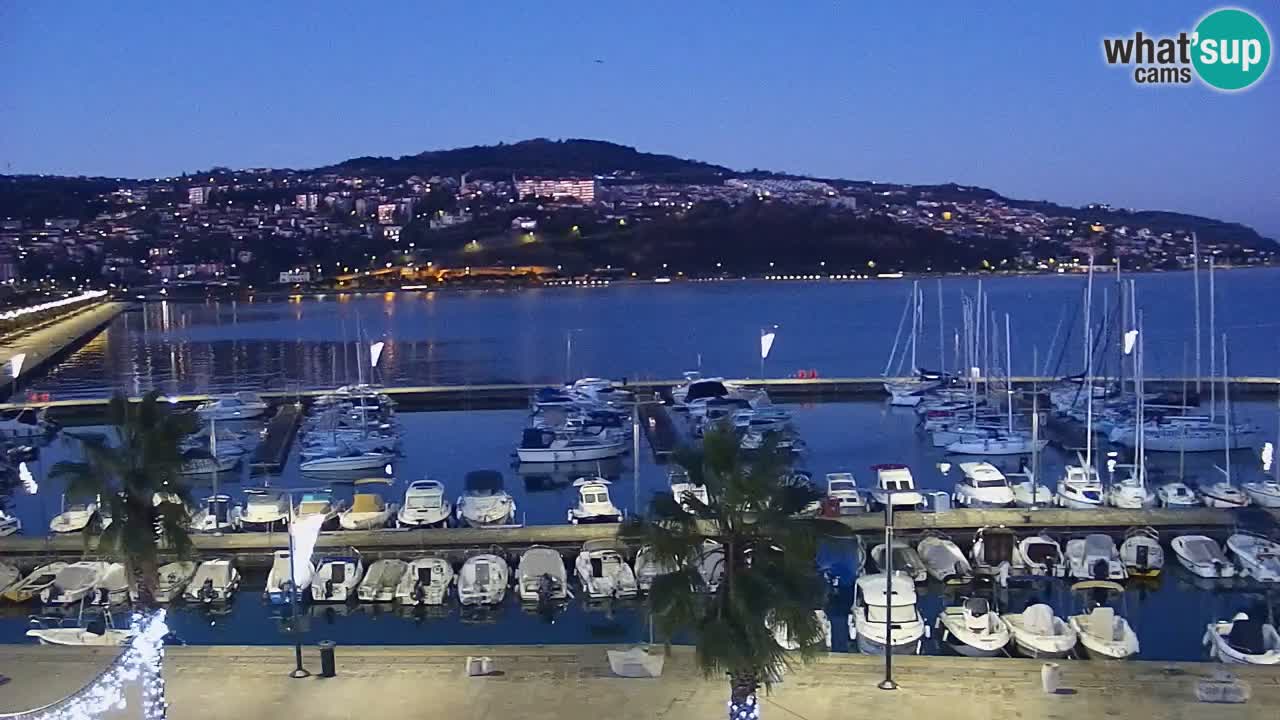 Webcam Koper – Panorama des Jachthafens und der Promenade vom Hotel Grand Koper