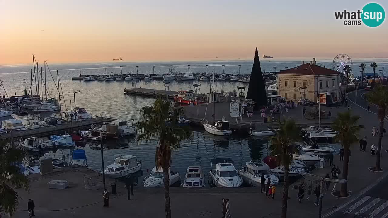 Spletna kamera Koper – Panorama na marino in promenado s Hotela Grand Koper