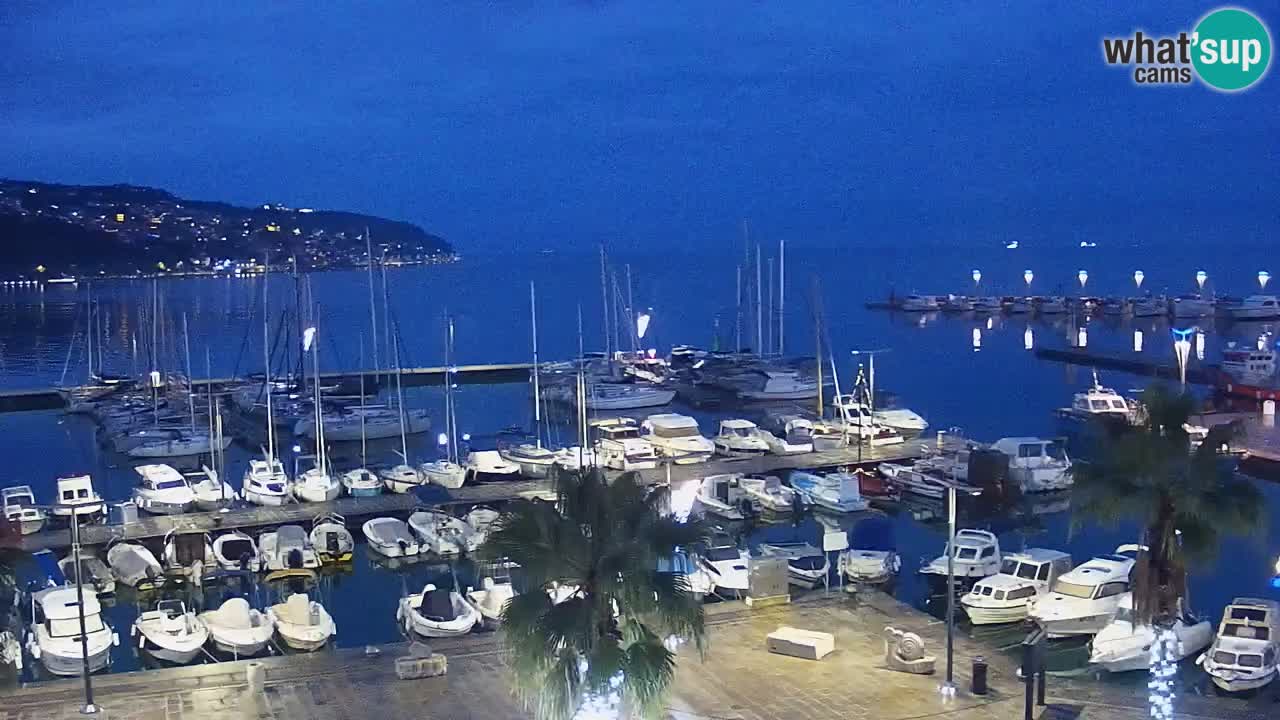 Spletna kamera Luka Koper v živo – Potniški terminal in tovorno pristanišče – Slovenija