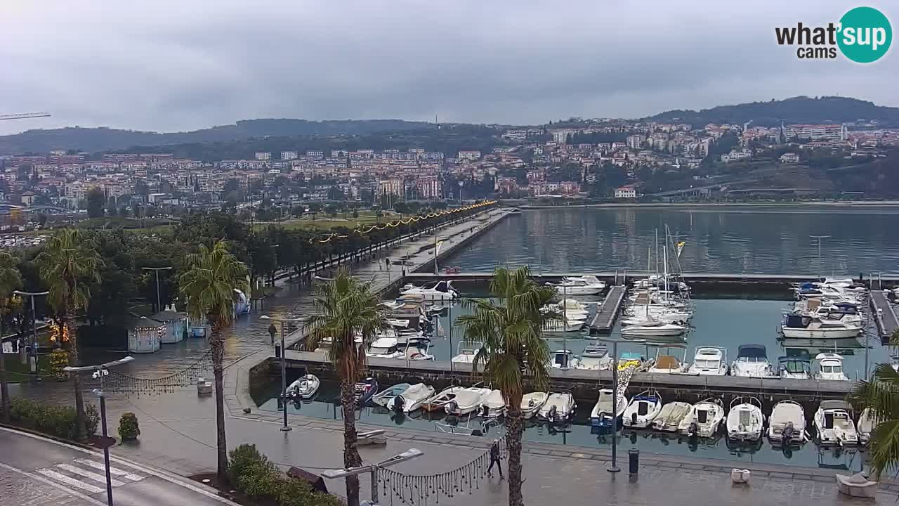 Spletna kamera Luka Koper v živo – Potniški terminal in tovorno pristanišče – Slovenija