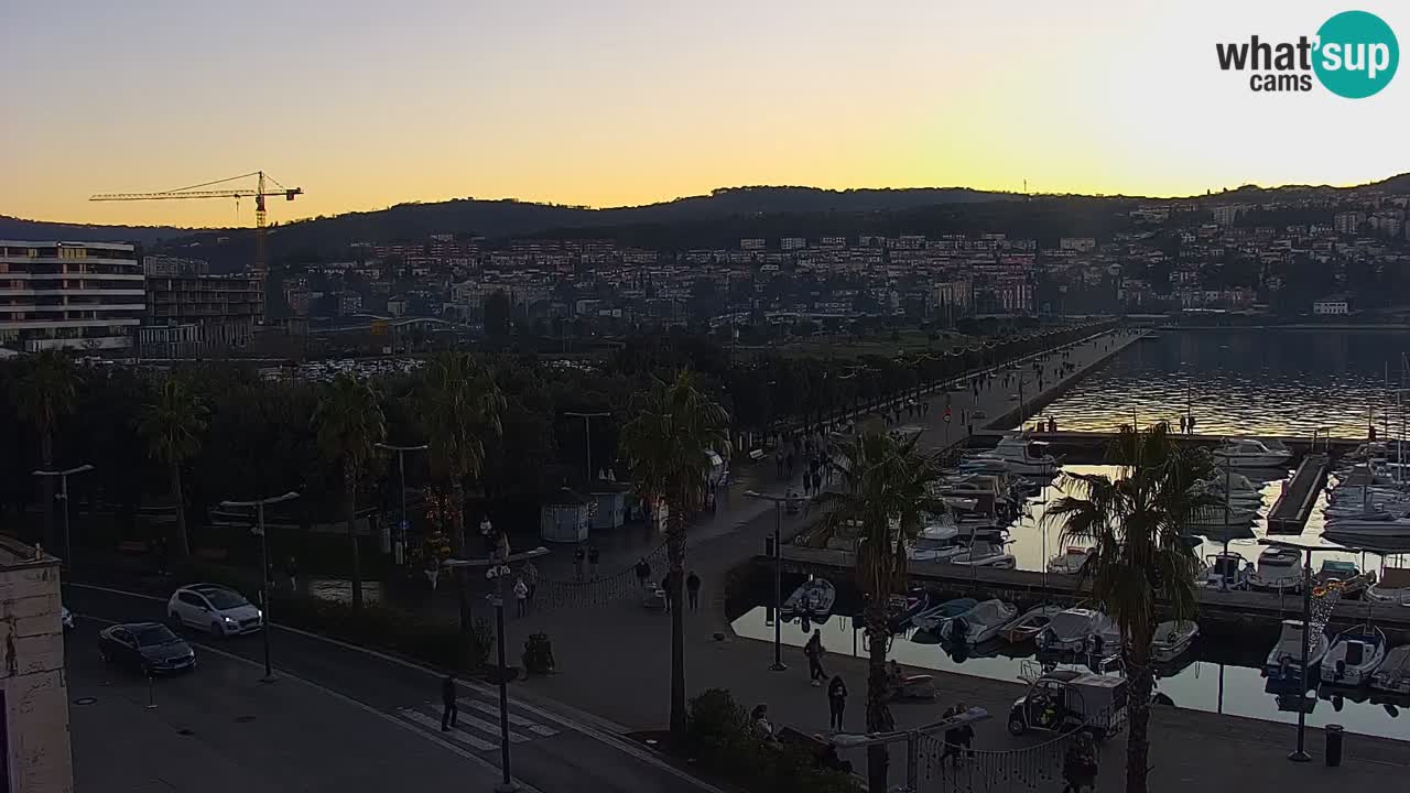 Webcam Koper – Panorama des Jachthafens und der Promenade vom Hotel Grand Koper