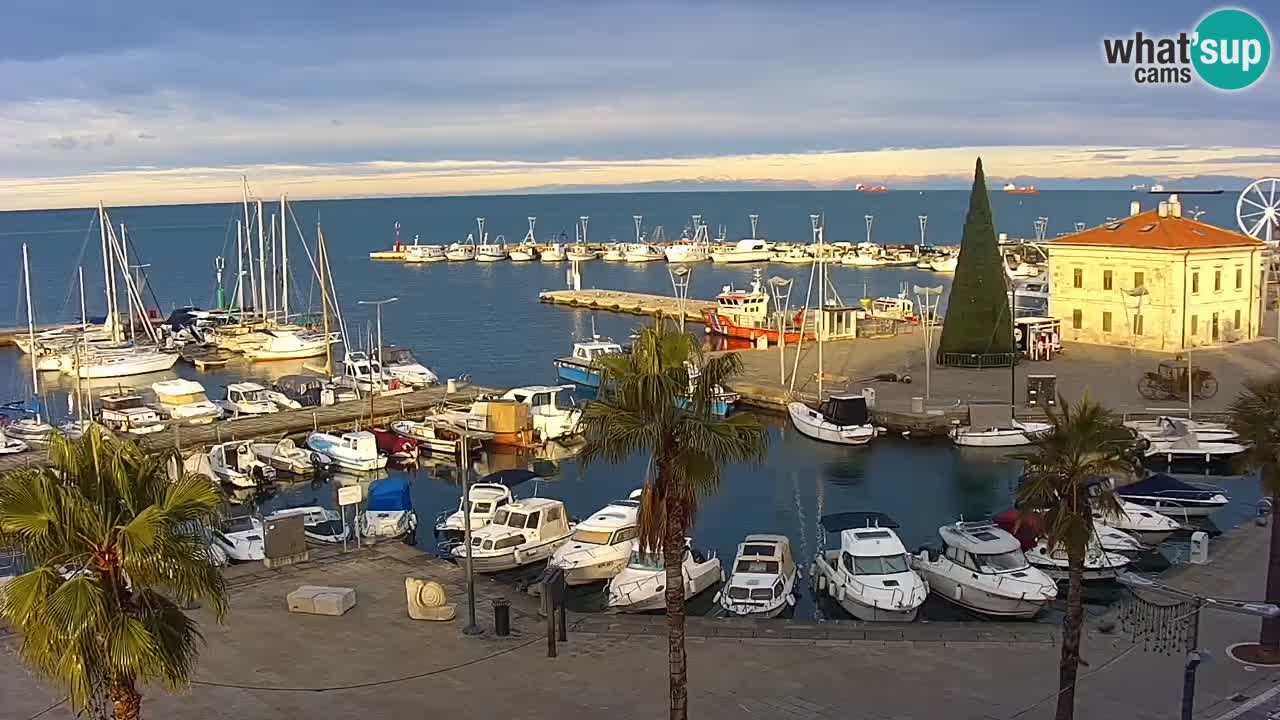 Spletna kamera Luka Koper v živo – Potniški terminal in tovorno pristanišče – Slovenija