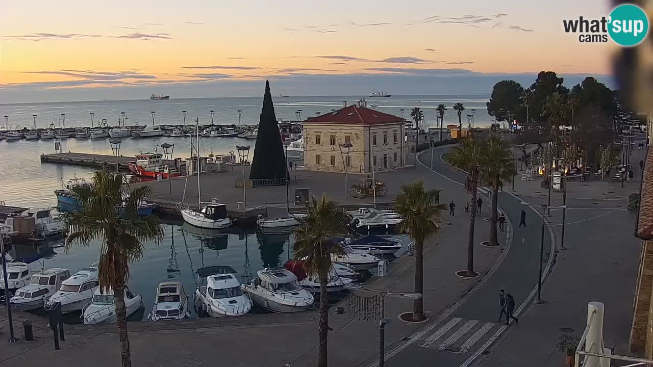 Luka Kopar uživo web kamera – Turistički terminal i teretna luka – Slovenija