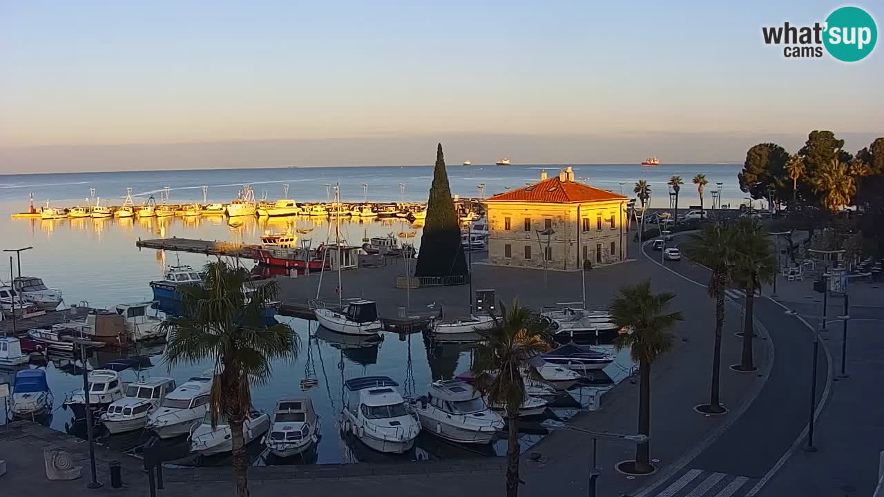 Webcam Koper – Panorama des Jachthafens und der Promenade vom Hotel Grand Koper