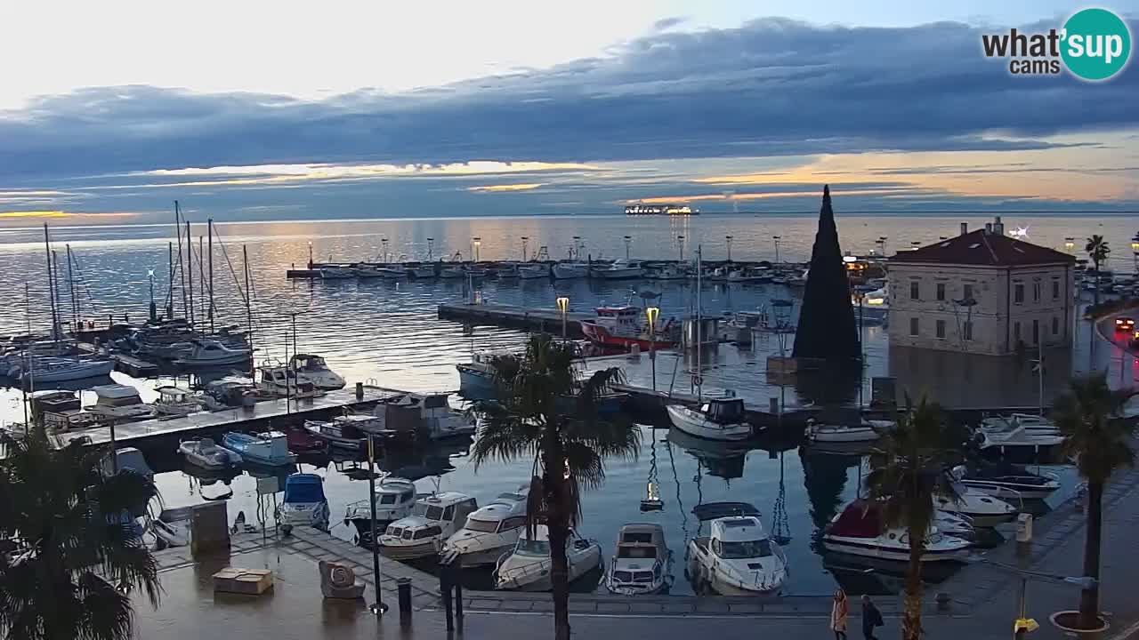 Webcam Koper – Panorama of the marina and promenade from the Grand Hotel Koper