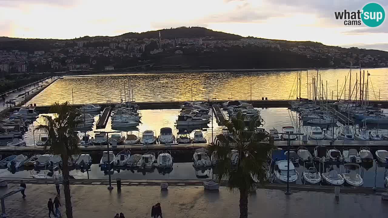 Luka Kopar uživo web kamera – Turistički terminal i teretna luka – Slovenija