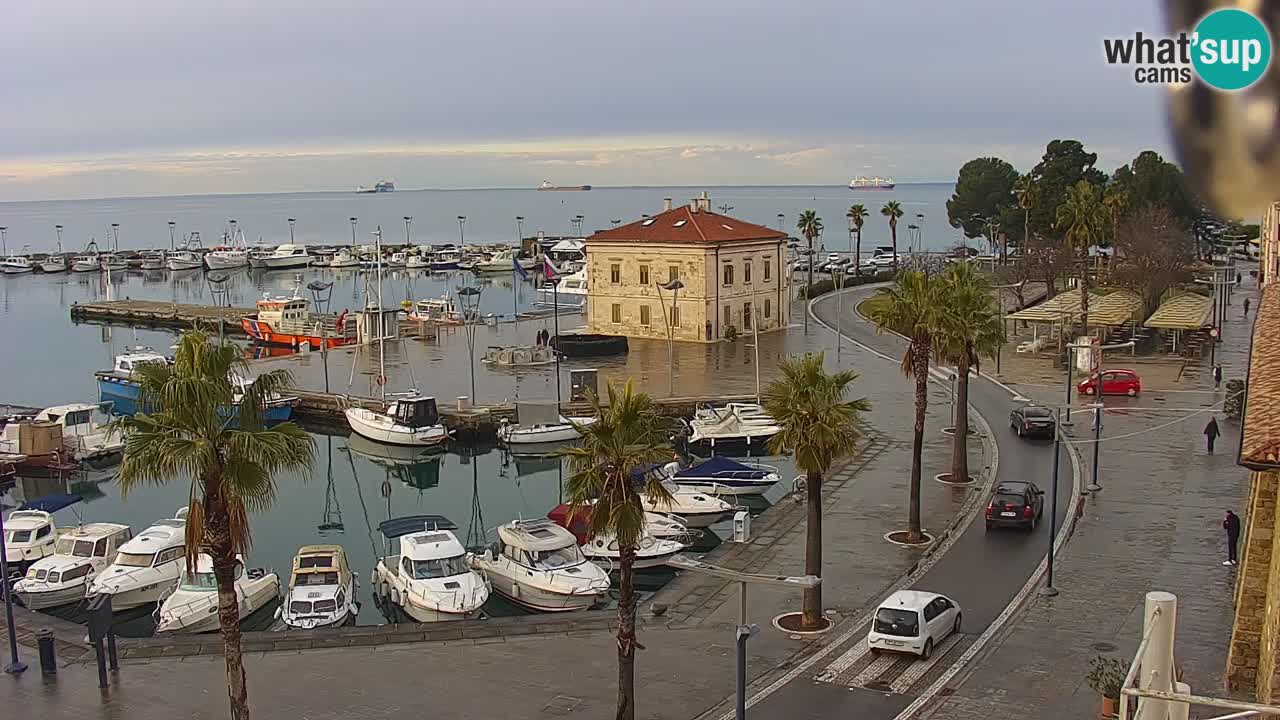 Webcam Koper – Panorama des Jachthafens und der Promenade vom Hotel Grand Koper