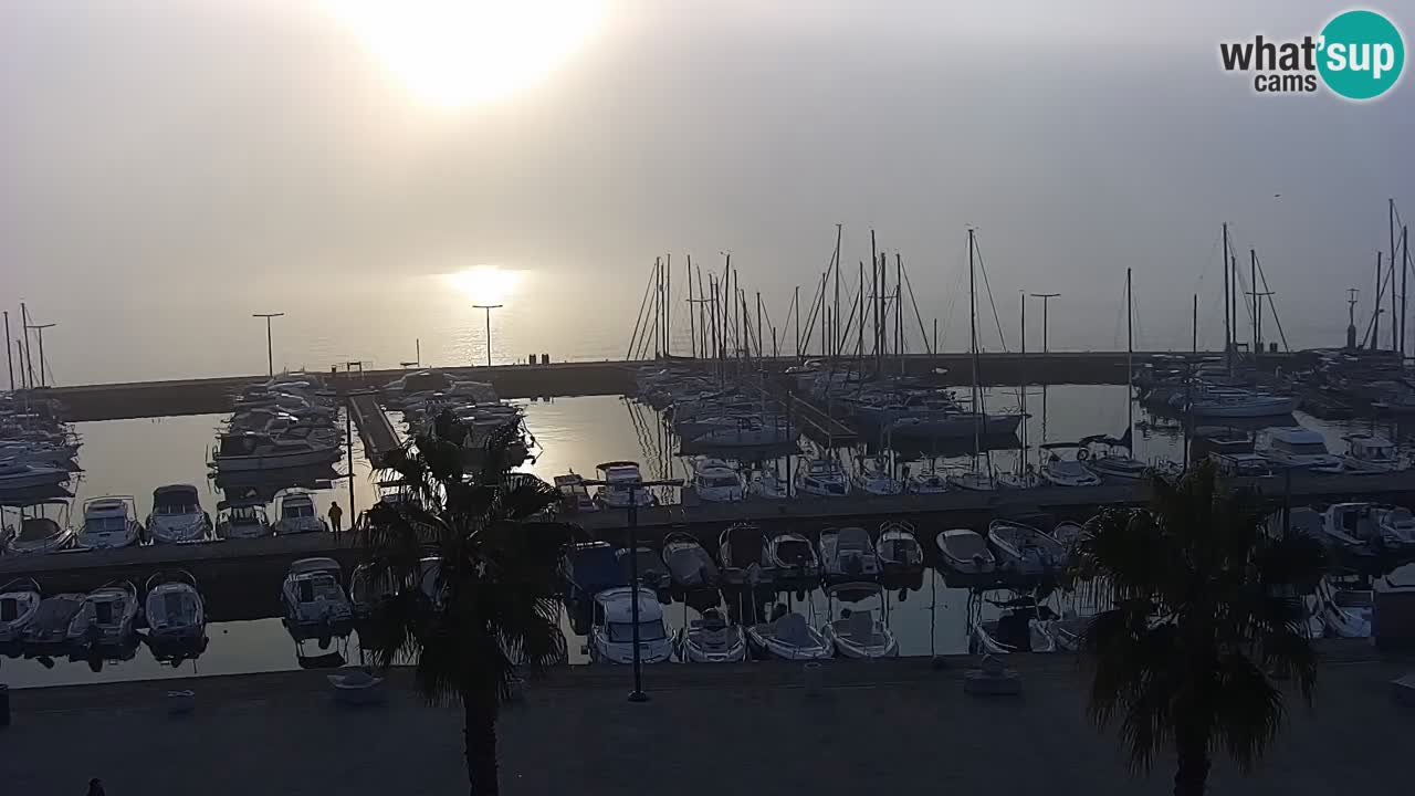 Webcam Koper – Panorama des Jachthafens und der Promenade vom Hotel Grand Koper
