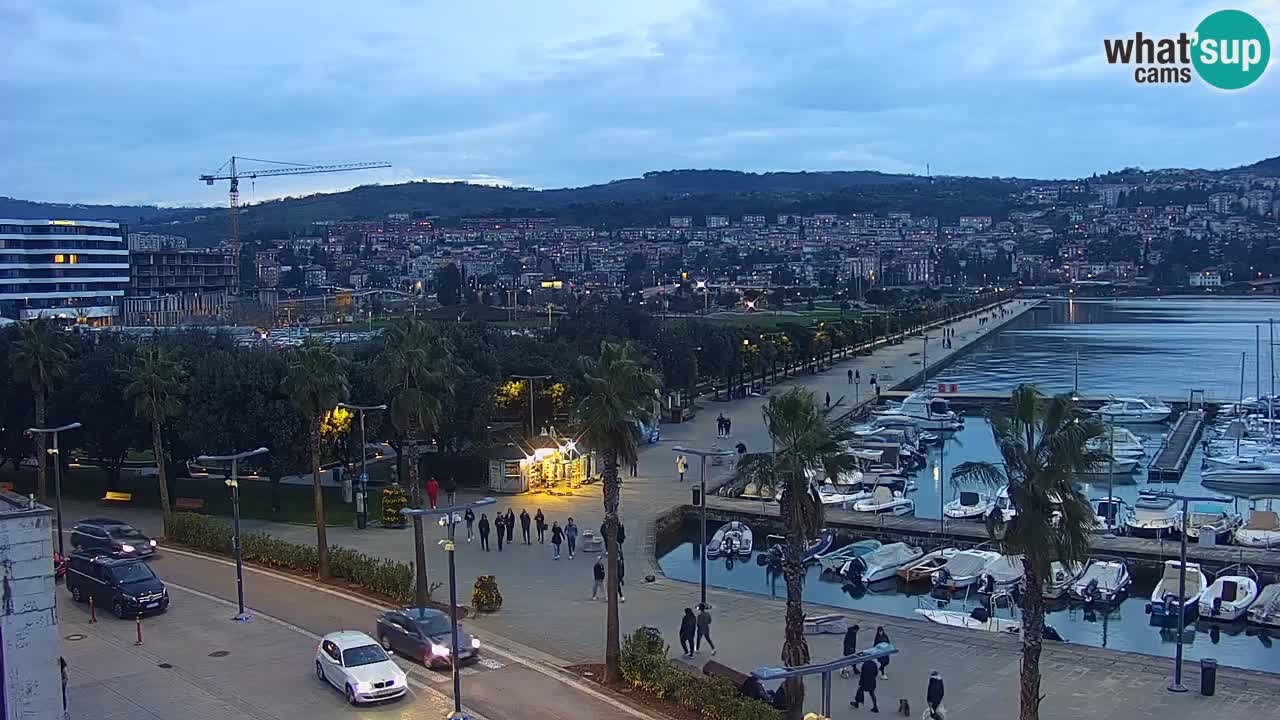 Webcam Koper – Panorama des Jachthafens und der Promenade vom Hotel Grand Koper