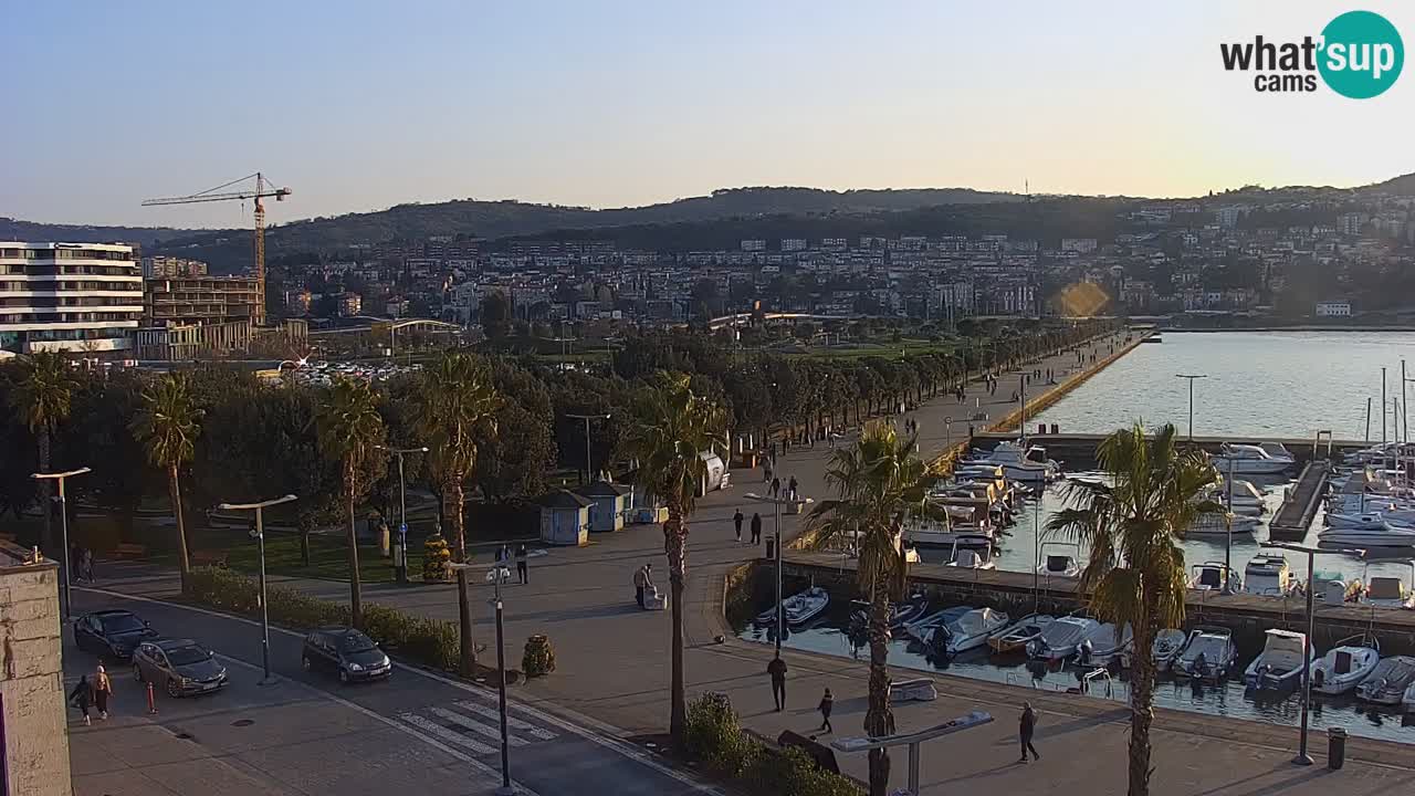 Webcam Koper – Panorama des Jachthafens und der Promenade vom Hotel Grand Koper