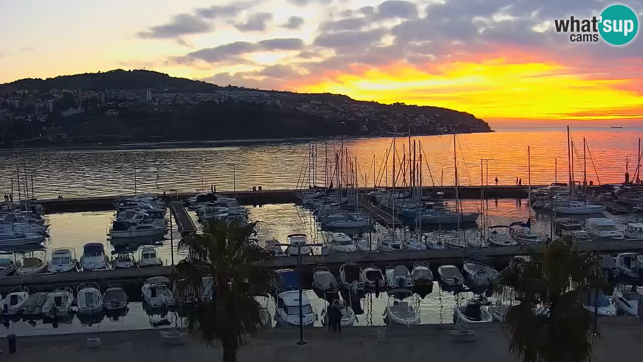 Spletna kamera Koper – Panorama na marino in promenado s Hotela Grand Koper