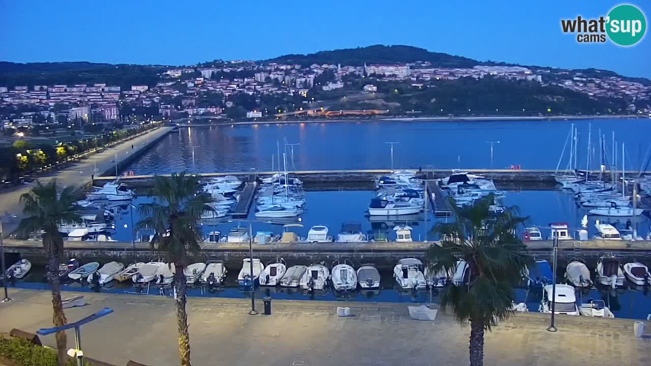 Webcam Koper – Panorama des Jachthafens und der Promenade vom Hotel Grand Koper