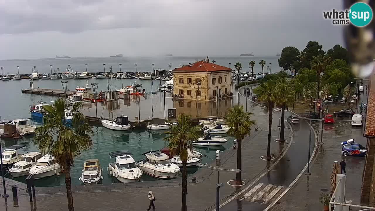 Webcam Koper – Panorama des Jachthafens und der Promenade vom Hotel Grand Koper