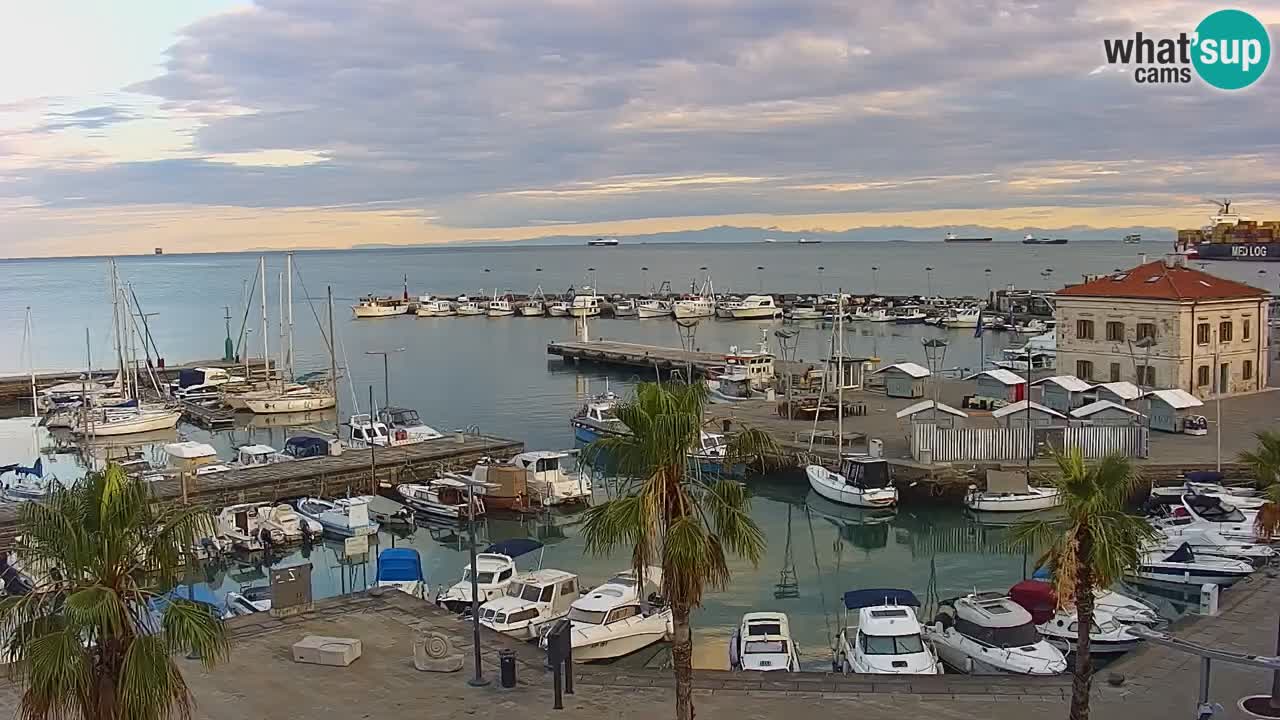 Webcam Koper – Panorama des Jachthafens und der Promenade vom Hotel Grand Koper