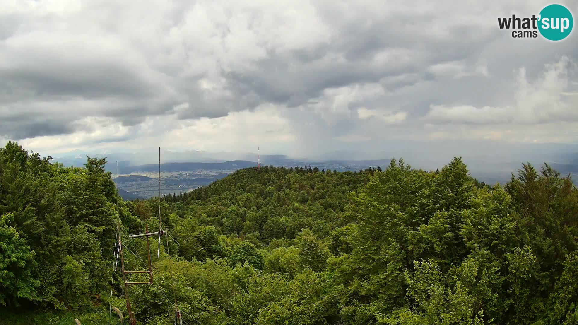 Krim web kamera Planinska koliba | pogled na Ljubljanu – Slovenija