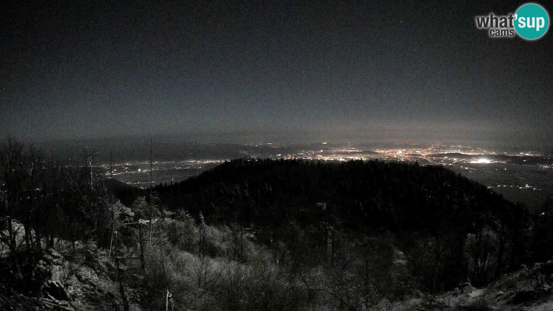 Krim web kamera Planinska koliba | pogled na Ljubljanu – Slovenija