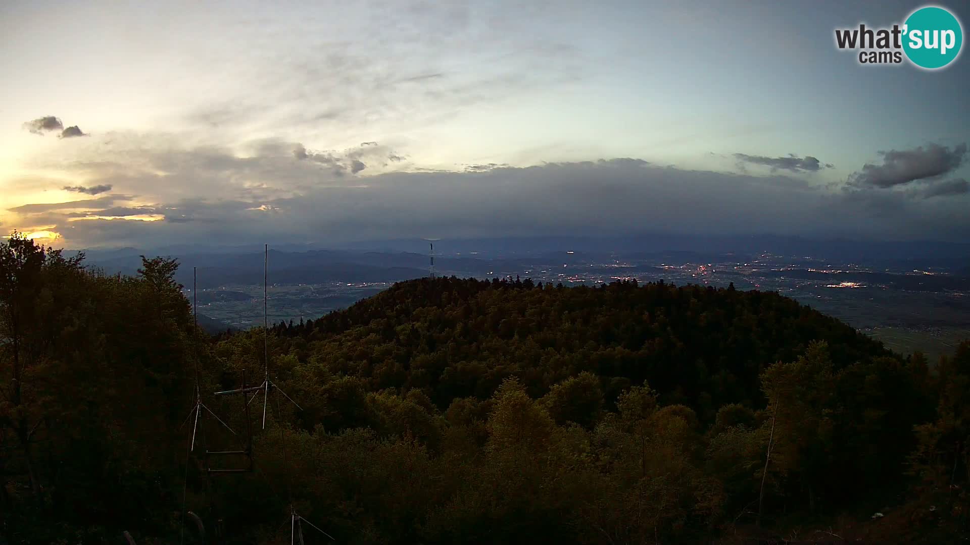 Krim web kamera Planinska koliba | pogled na Ljubljanu – Slovenija
