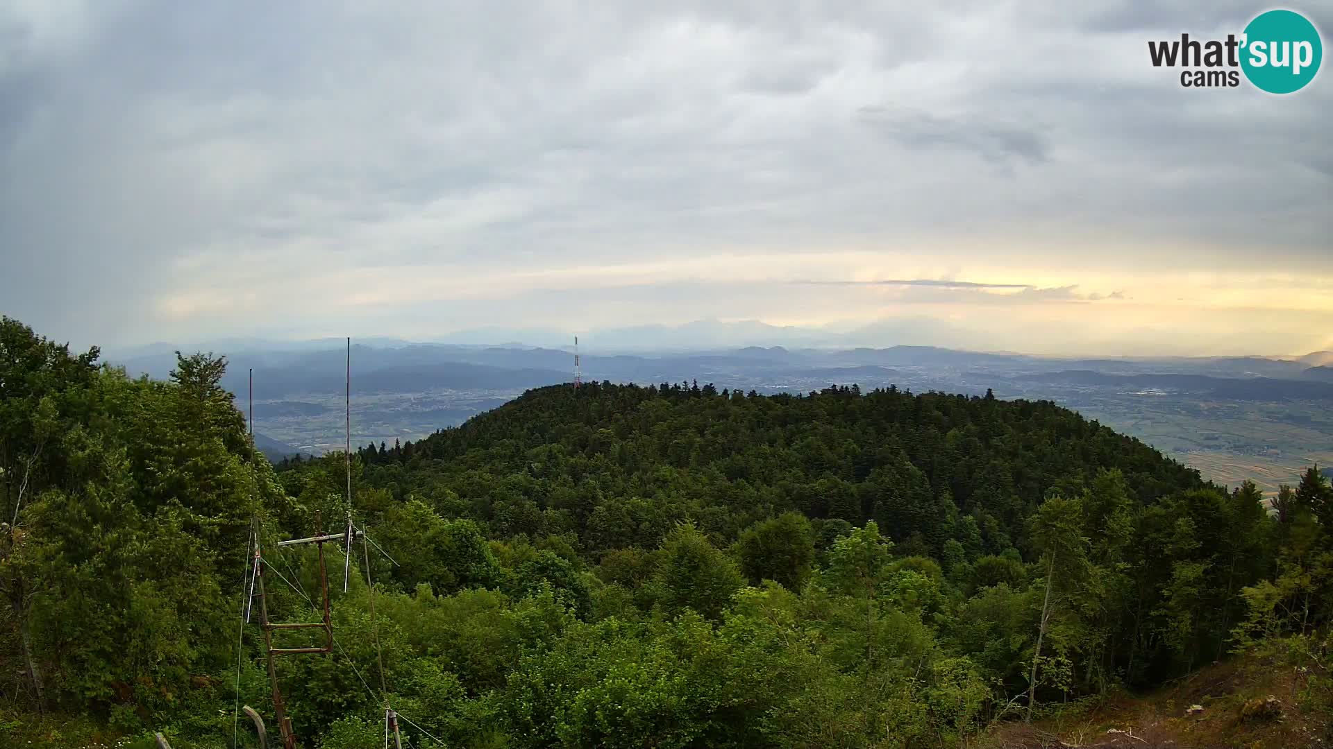 Krim web kamera Planinska koliba | pogled na Ljubljanu – Slovenija