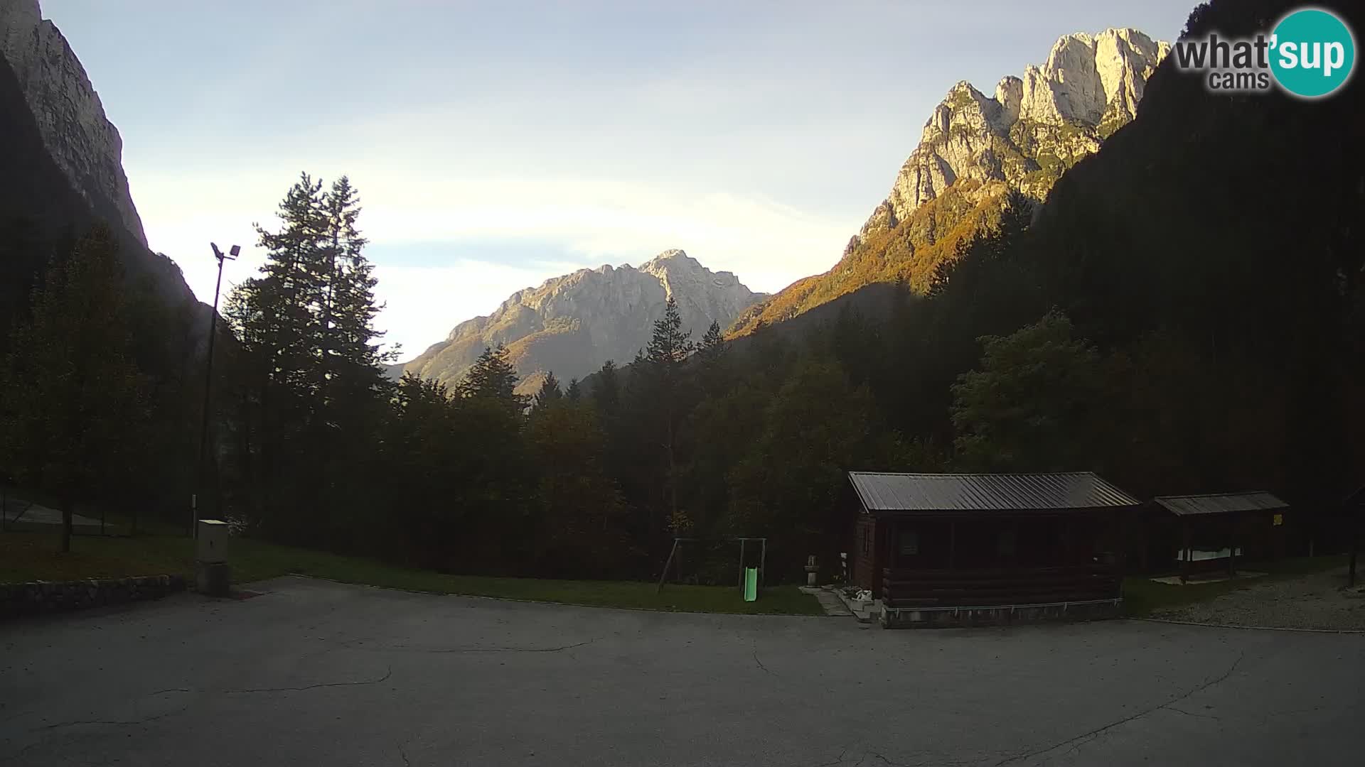 Log pod Mangartom webcam – Vista su Jerebica e Rombon – Bovec – Slovenia