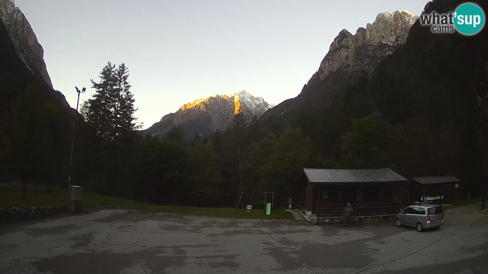 Spletna kamera Log pod Mangartom – Pogled na Jerebico in Rombon – Bovec – Slovenija