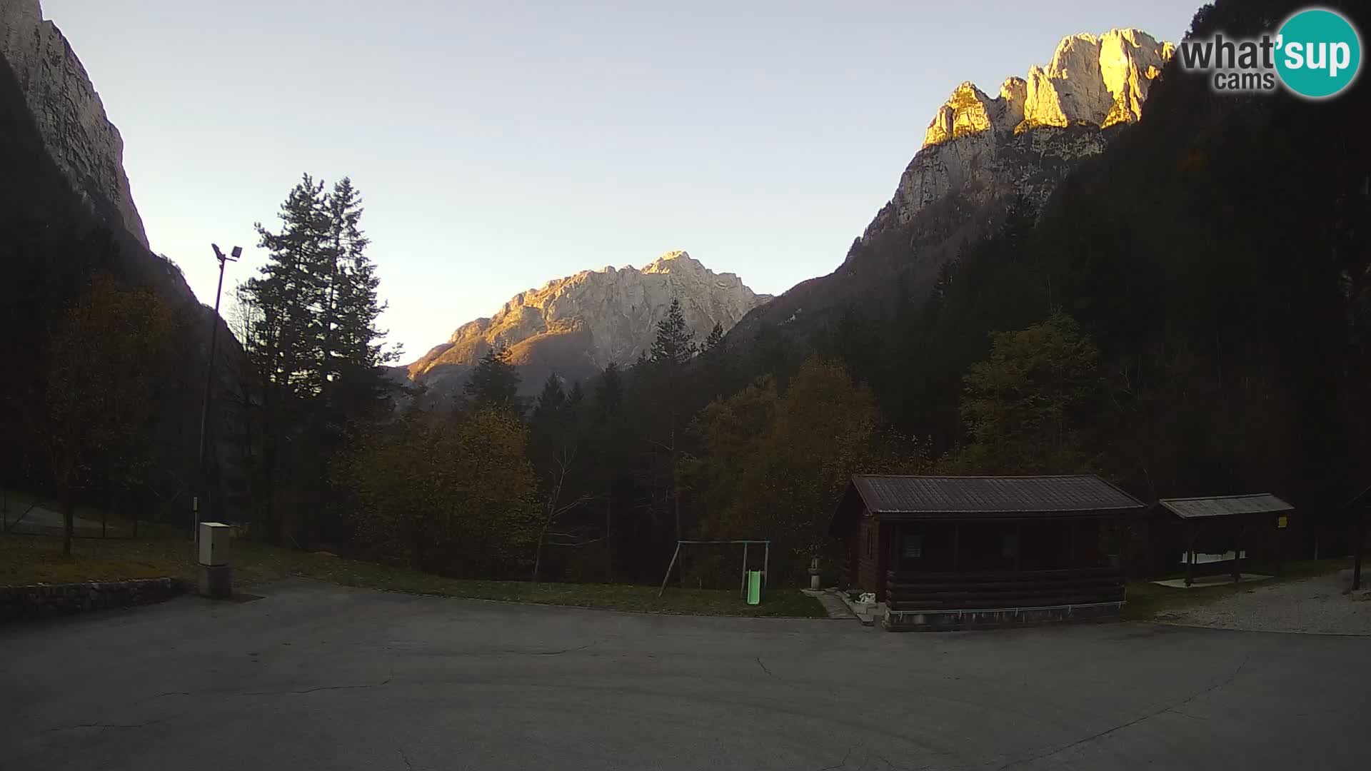 Web kamera Log pod Mangartom – Pogled na Jerebicu i Rombon – Bovec – Slovenija