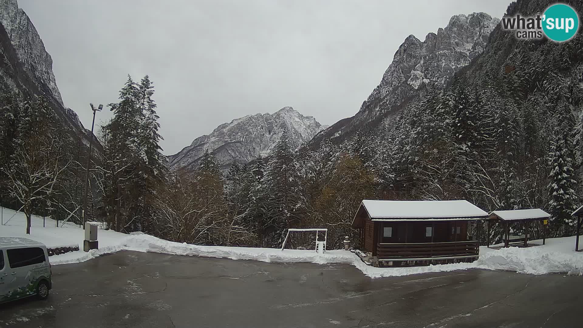 Spletna kamera Log pod Mangartom – Pogled na Jerebico in Rombon – Bovec – Slovenija