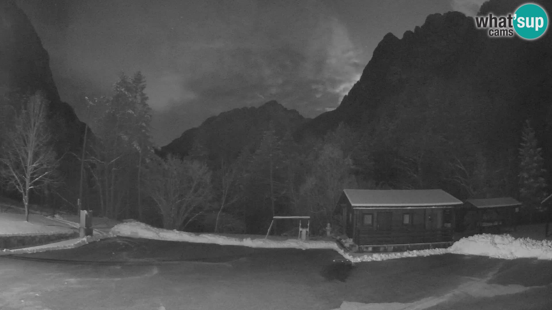 Spletna kamera Log pod Mangartom – Pogled na Jerebico in Rombon – Bovec – Slovenija