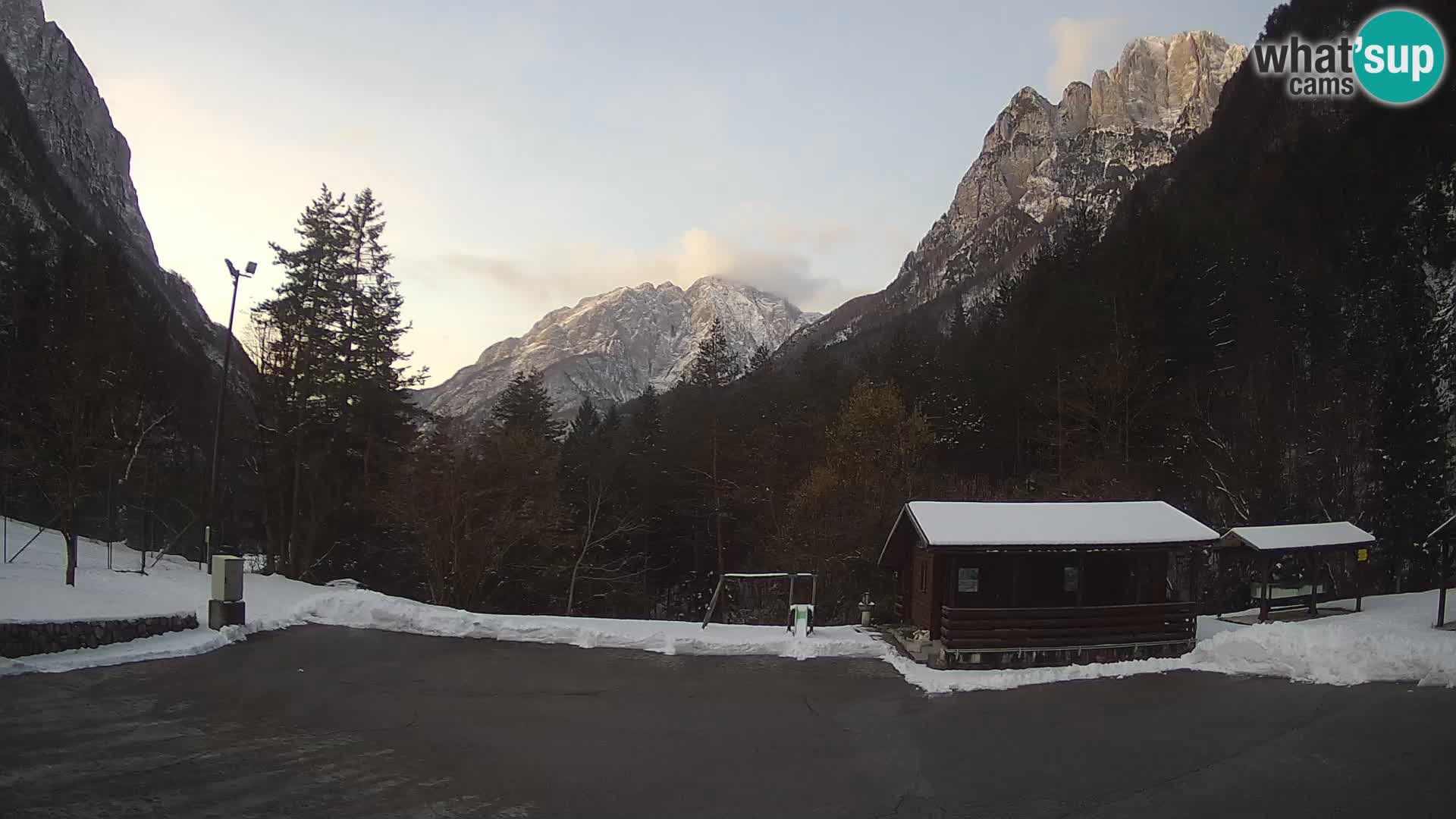 Spletna kamera Log pod Mangartom – Pogled na Jerebico in Rombon – Bovec – Slovenija