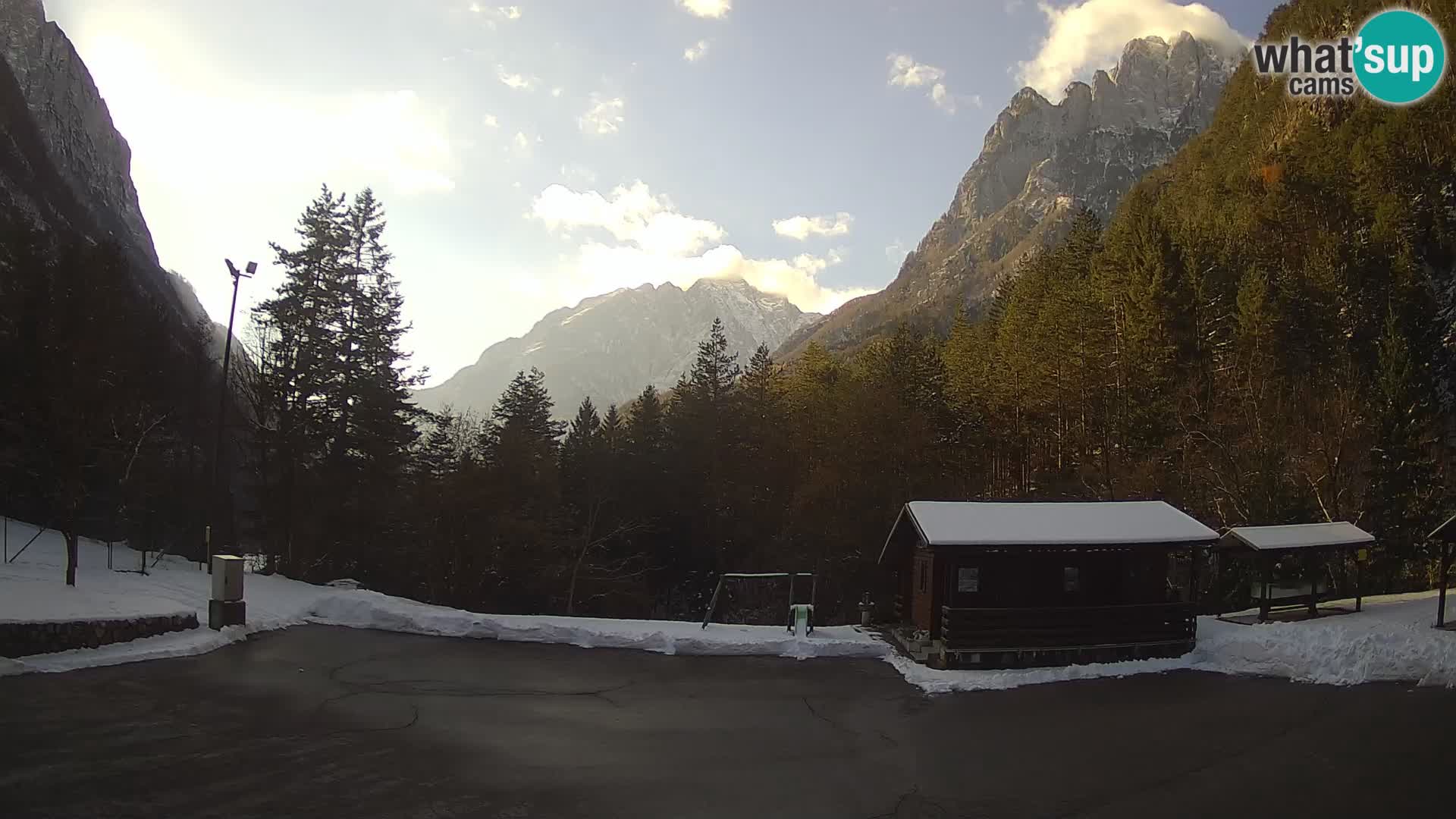 Spletna kamera Log pod Mangartom – Pogled na Jerebico in Rombon – Bovec – Slovenija