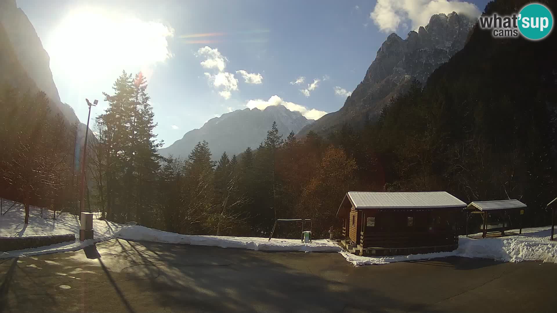 Spletna kamera Log pod Mangartom – Pogled na Jerebico in Rombon – Bovec – Slovenija