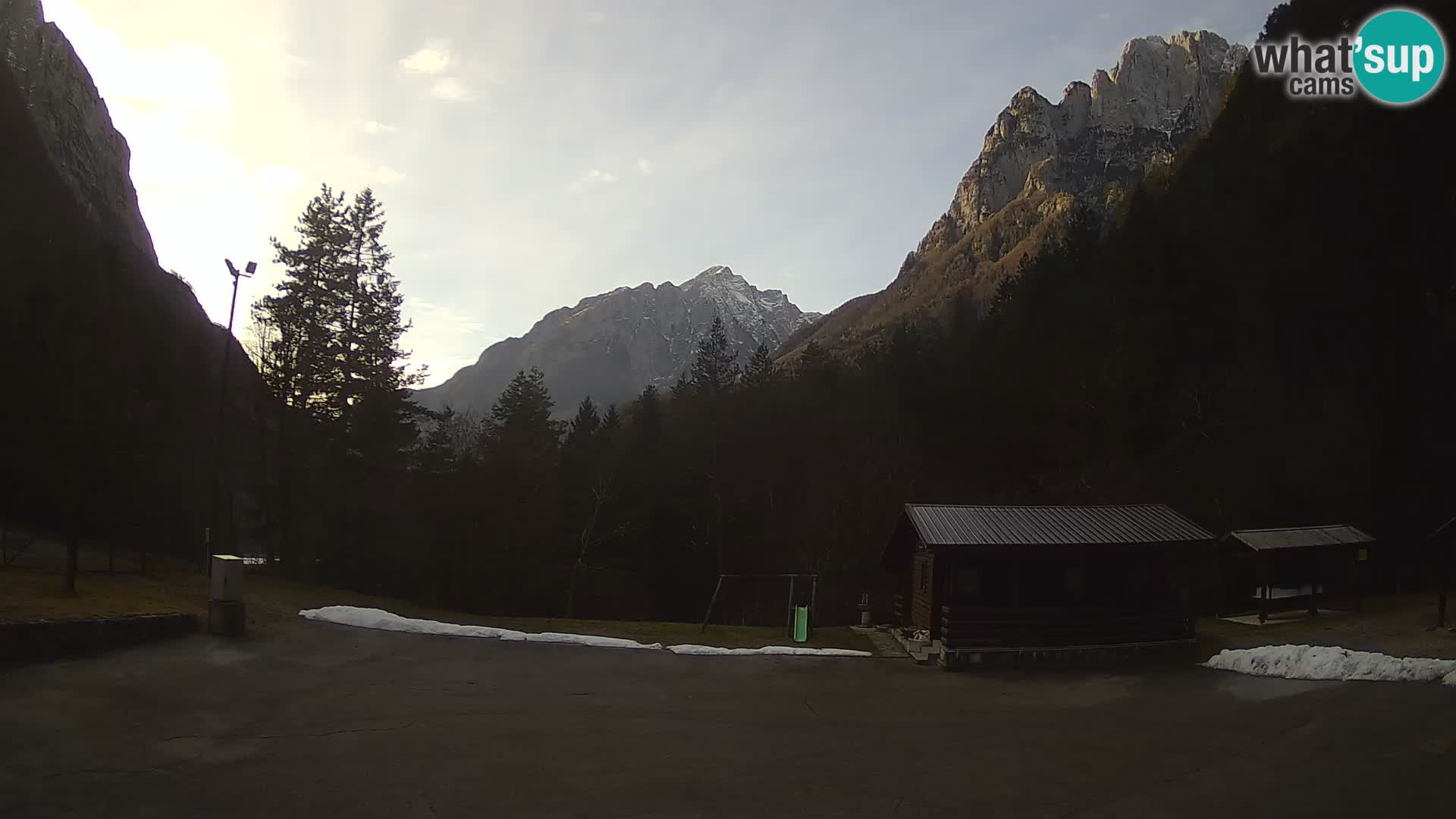 Spletna kamera Log pod Mangartom – Pogled na Jerebico in Rombon – Bovec – Slovenija