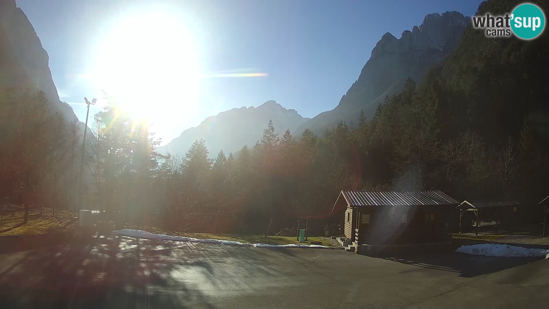 Spletna kamera Log pod Mangartom – Pogled na Jerebico in Rombon – Bovec – Slovenija