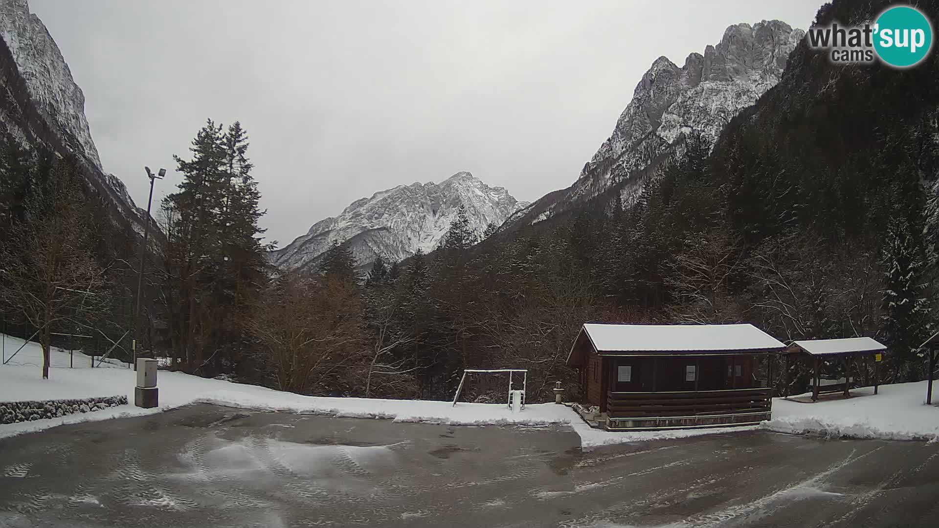 Spletna kamera Log pod Mangartom – Pogled na Jerebico in Rombon – Bovec – Slovenija