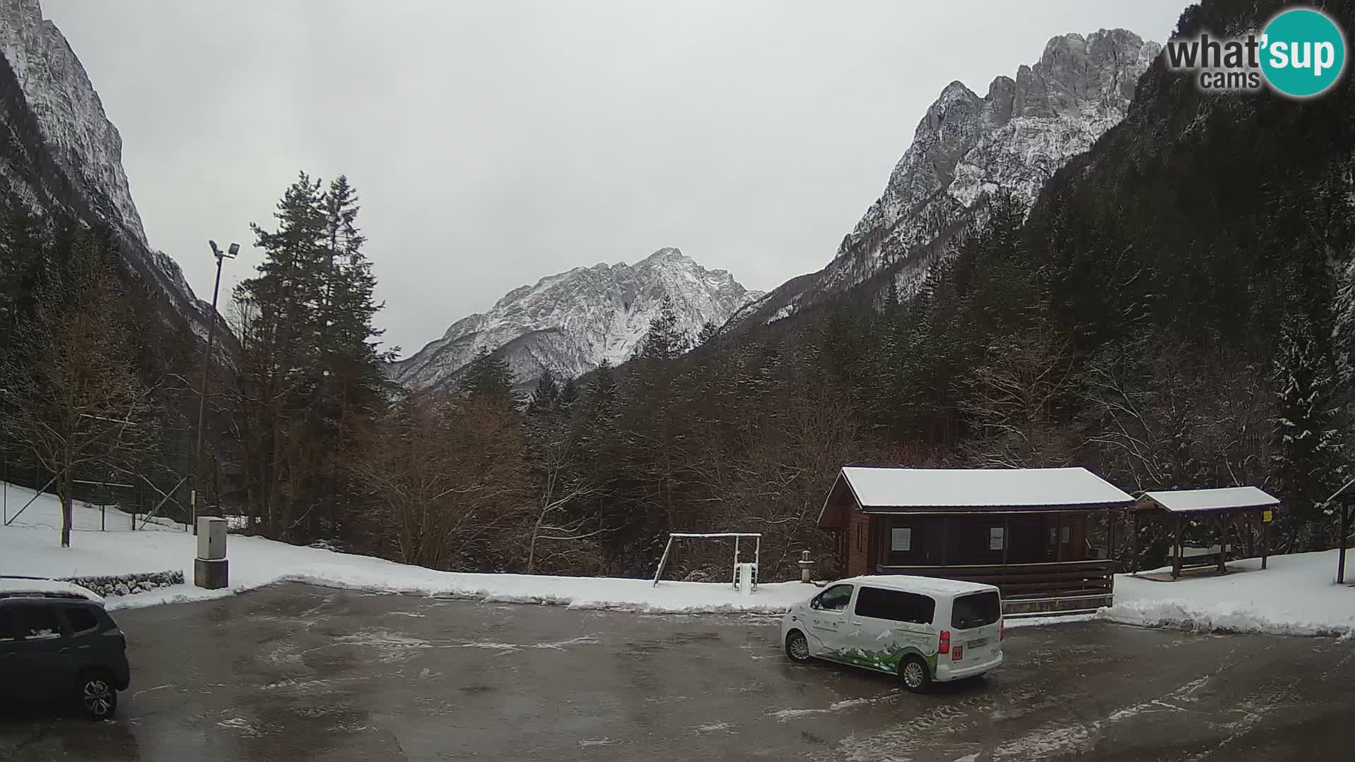 Spletna kamera Log pod Mangartom – Pogled na Jerebico in Rombon – Bovec – Slovenija