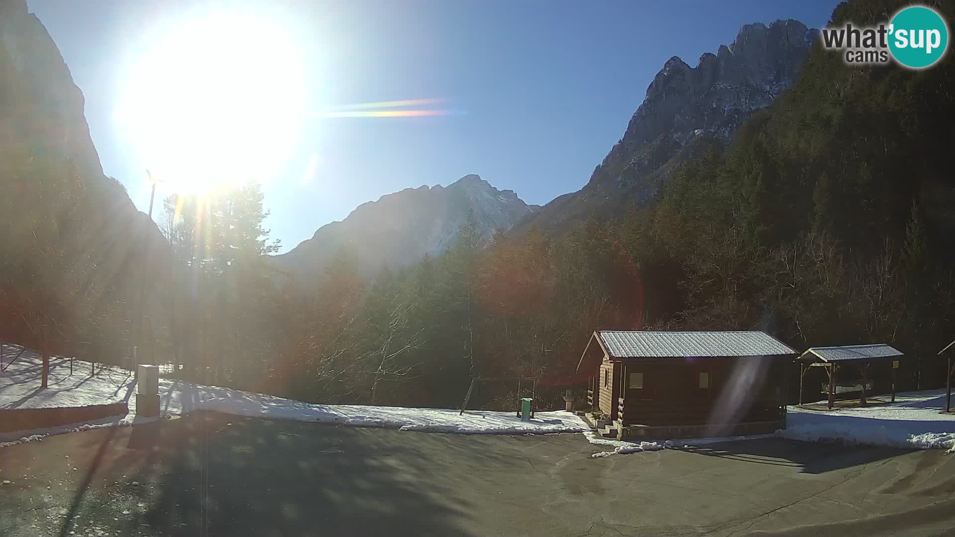 Spletna kamera Log pod Mangartom – Pogled na Jerebico in Rombon – Bovec – Slovenija