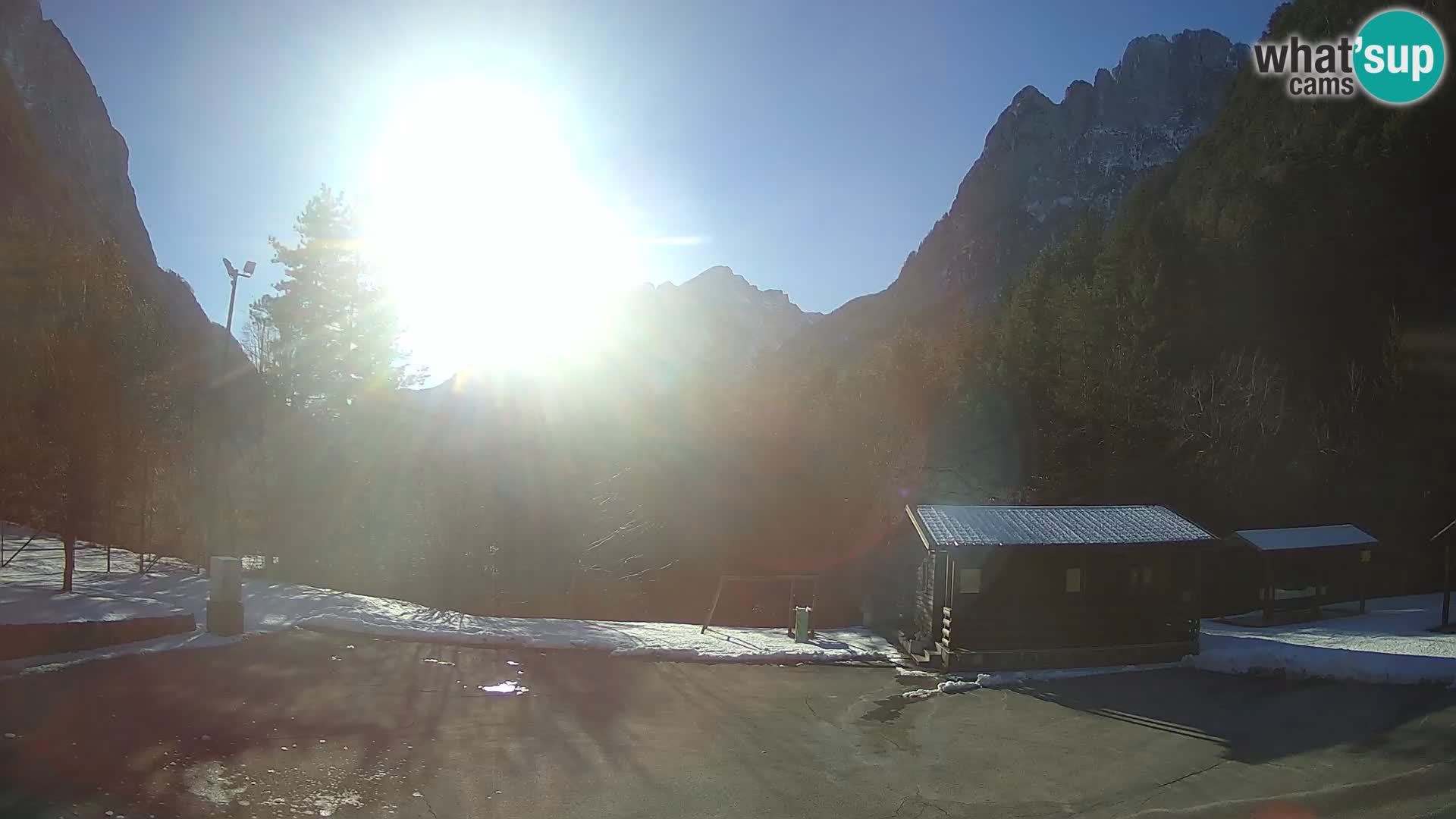 Spletna kamera Log pod Mangartom – Pogled na Jerebico in Rombon – Bovec – Slovenija