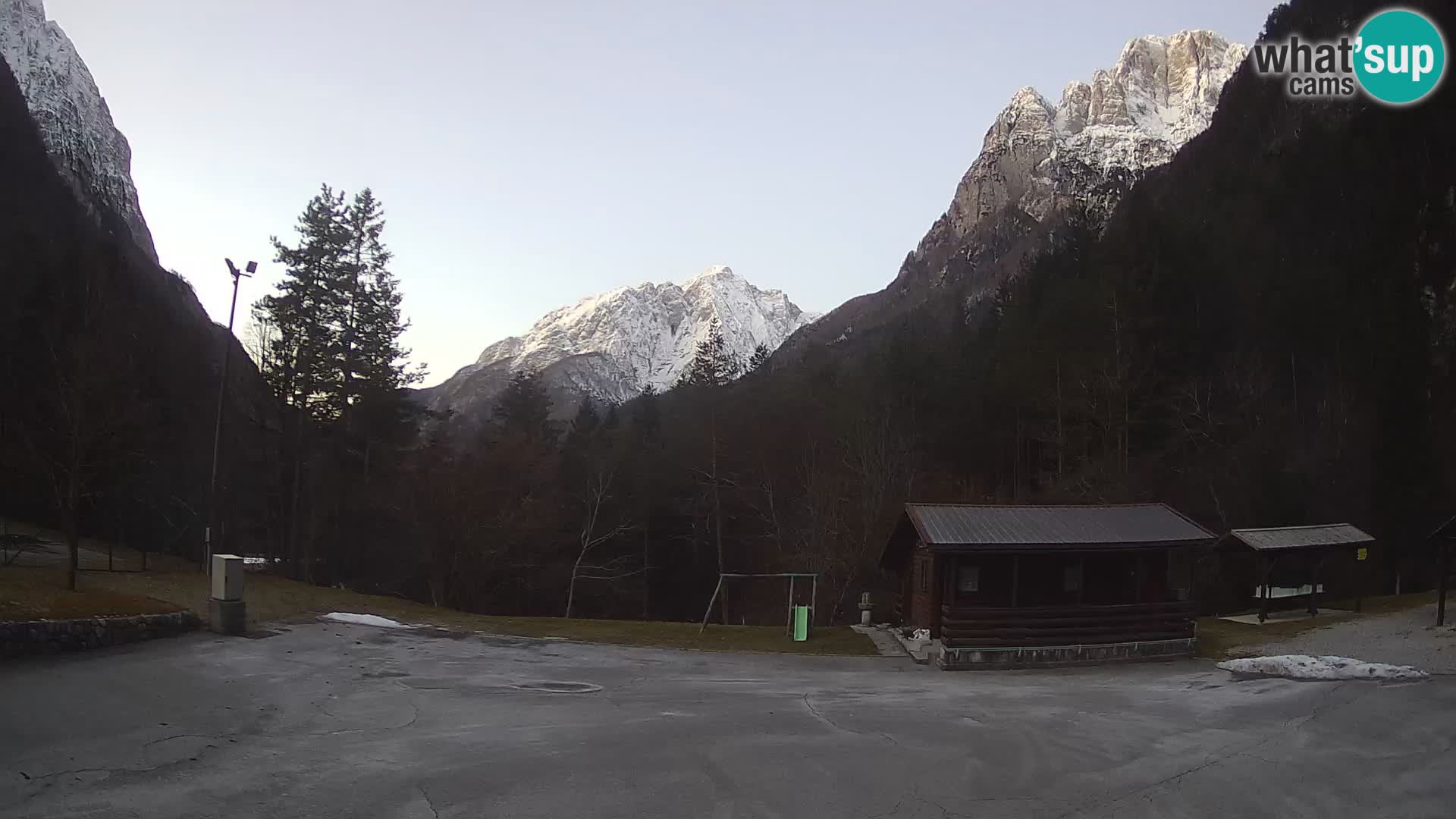 Spletna kamera Log pod Mangartom – Pogled na Jerebico in Rombon – Bovec – Slovenija