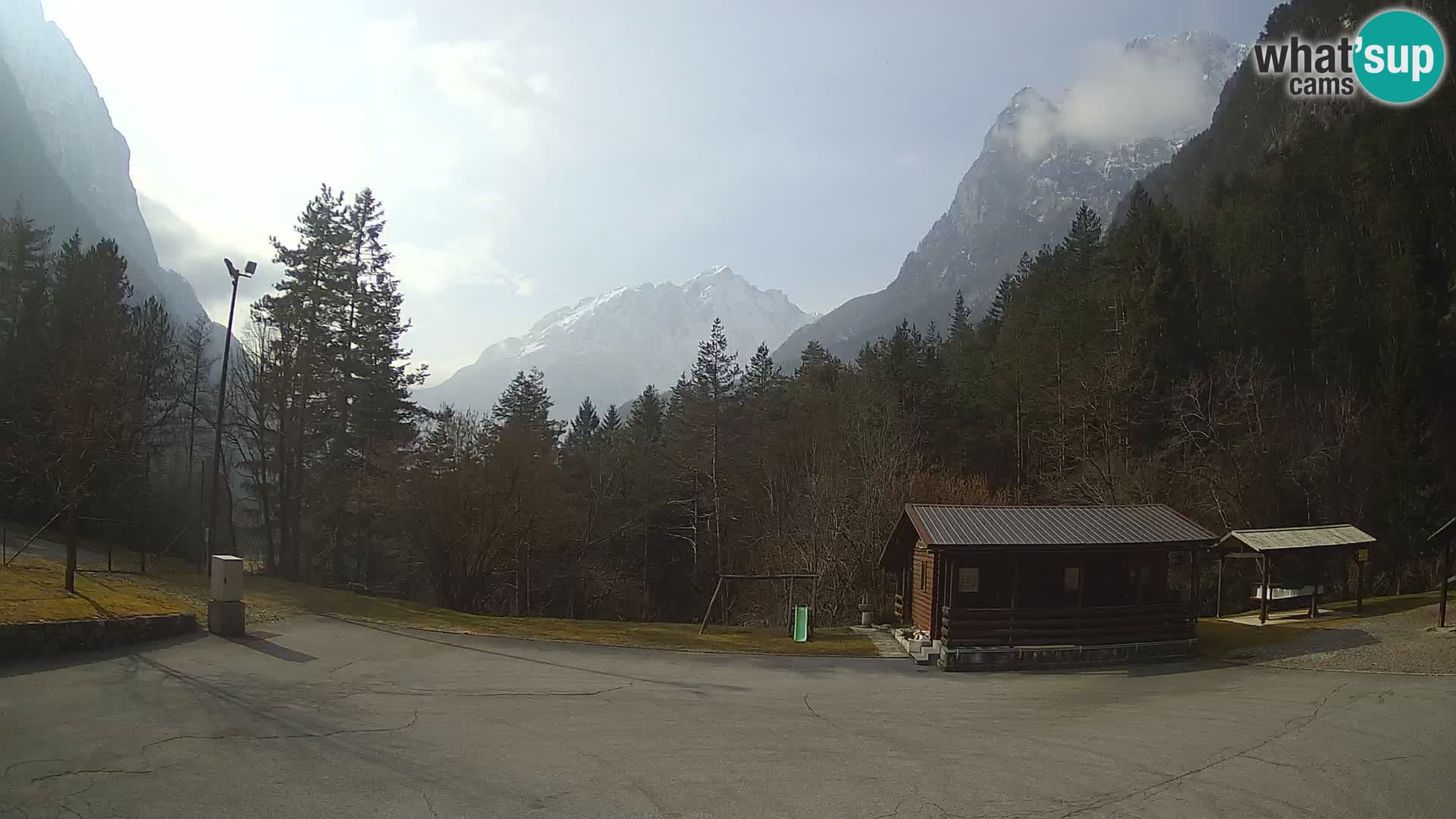 Spletna kamera Log pod Mangartom – Pogled na Jerebico in Rombon – Bovec – Slovenija