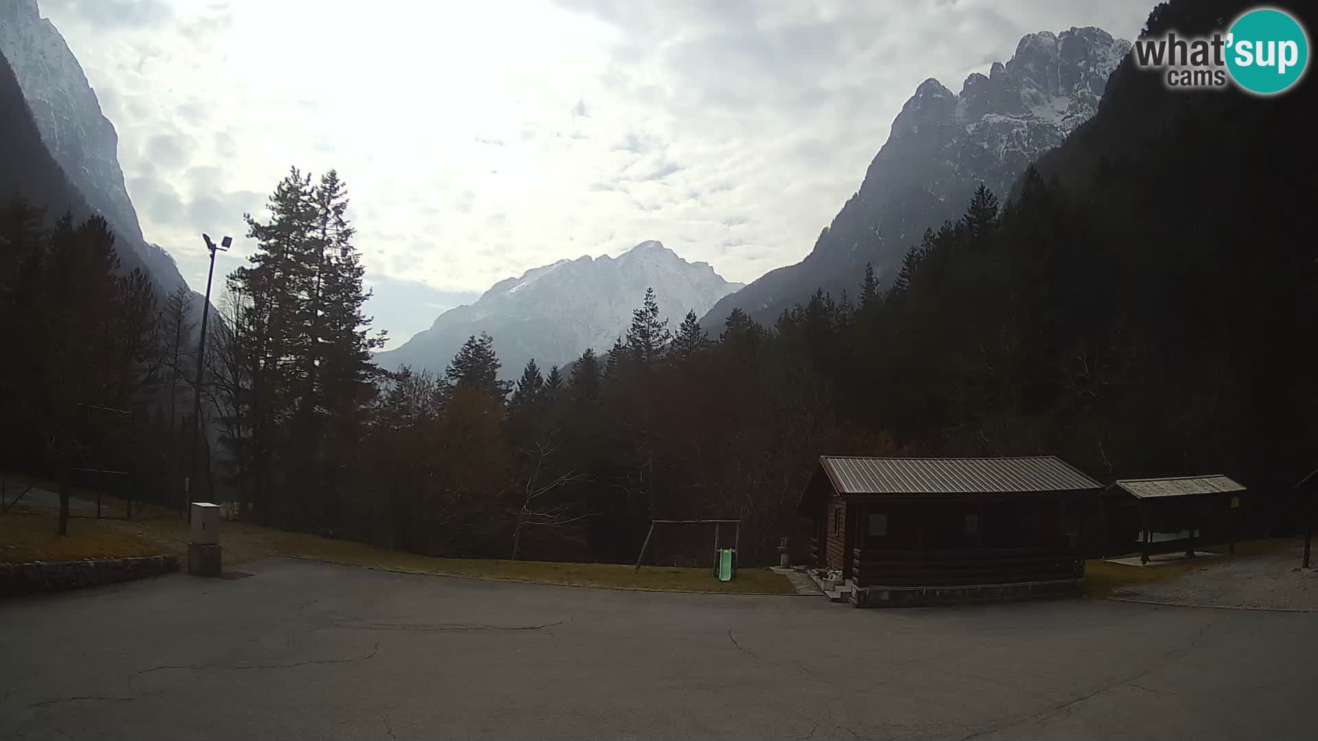 Spletna kamera Log pod Mangartom – Pogled na Jerebico in Rombon – Bovec – Slovenija