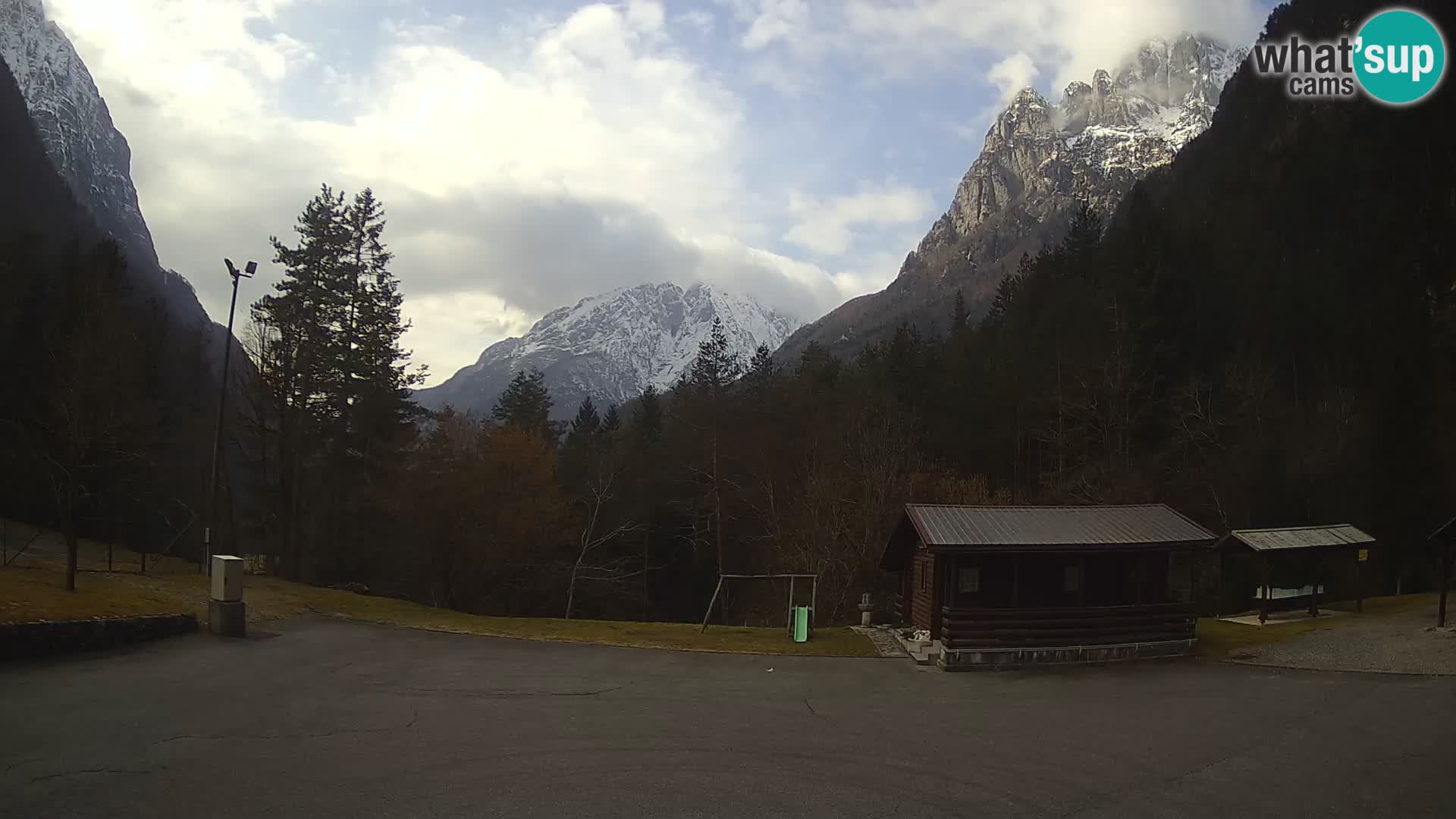 Spletna kamera Log pod Mangartom – Pogled na Jerebico in Rombon – Bovec – Slovenija