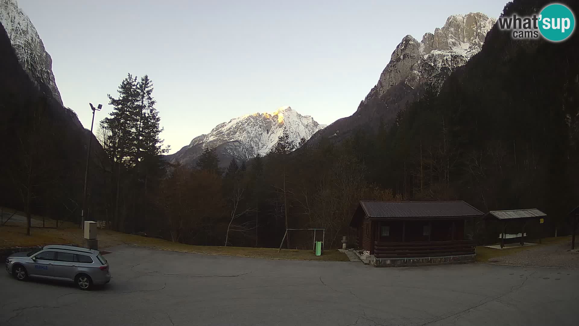 Spletna kamera Log pod Mangartom – Pogled na Jerebico in Rombon – Bovec – Slovenija