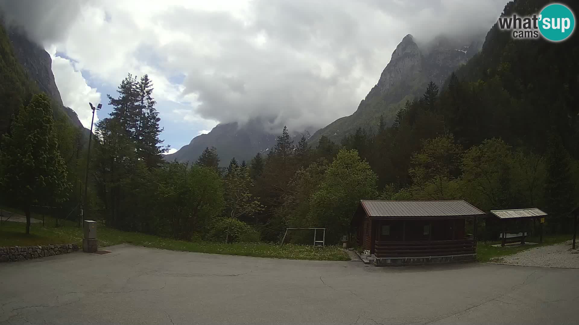 Spletna kamera Log pod Mangartom – Pogled na Jerebico in Rombon – Bovec – Slovenija