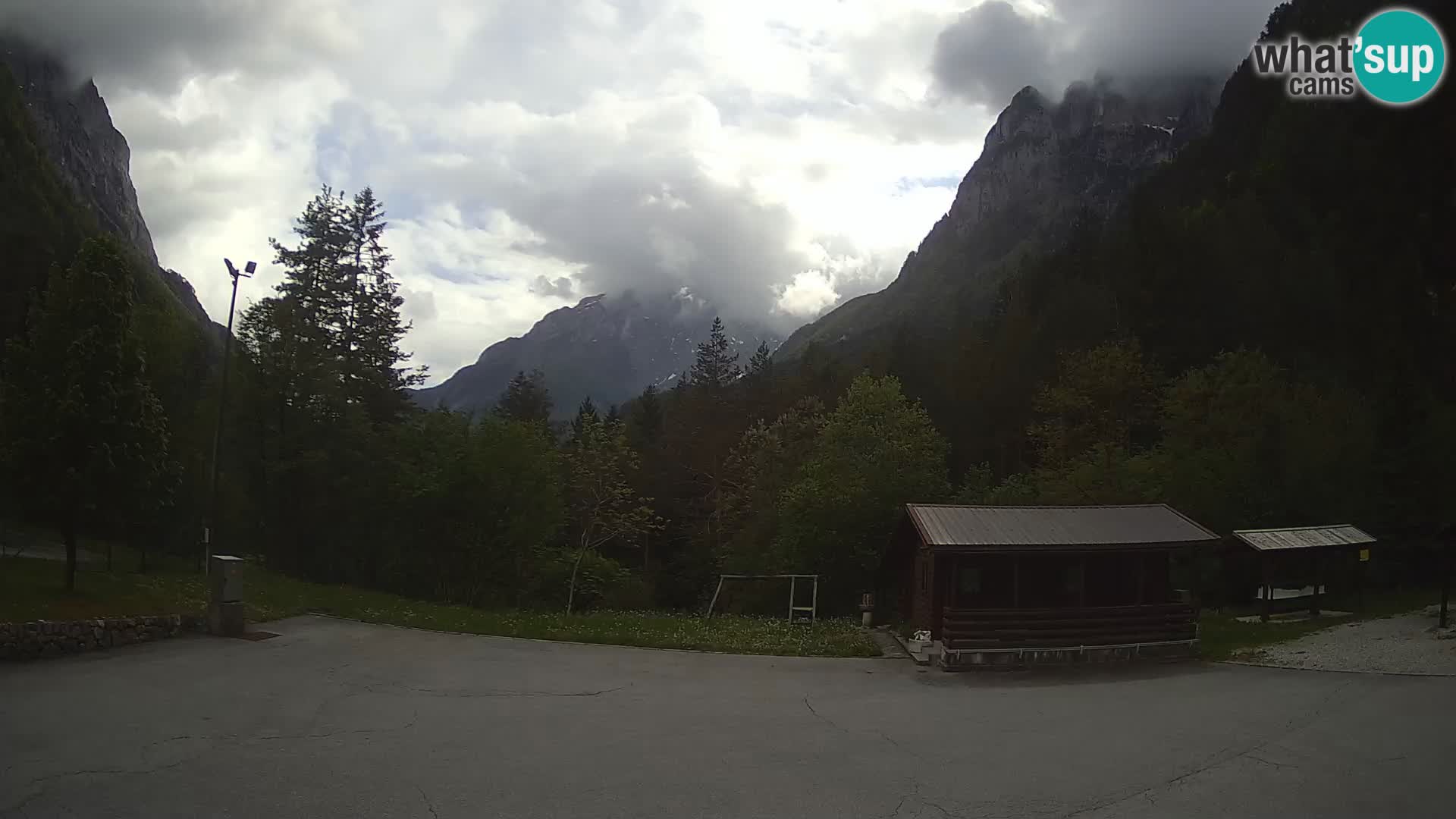 Spletna kamera Log pod Mangartom – Pogled na Jerebico in Rombon – Bovec – Slovenija