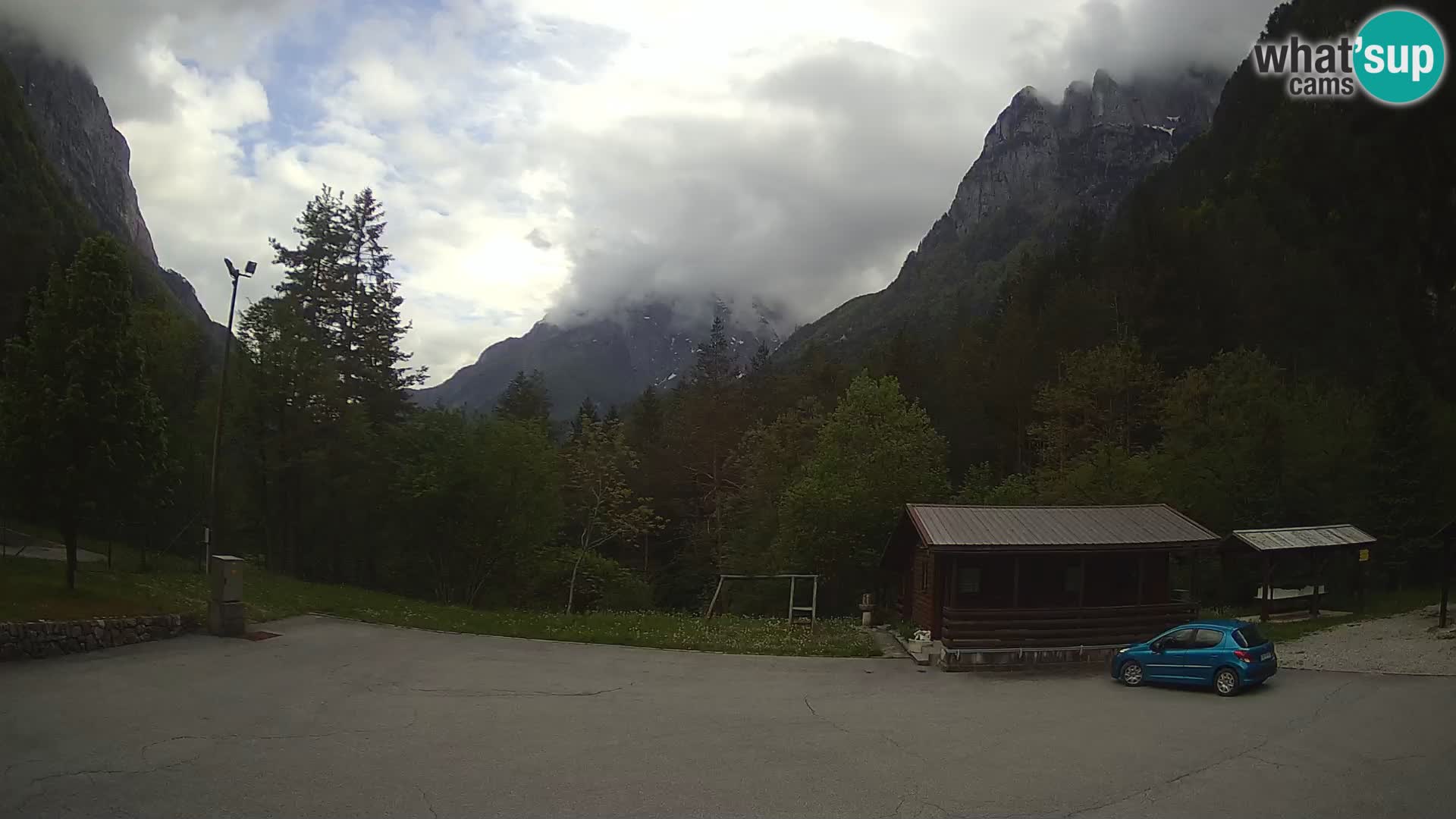Spletna kamera Log pod Mangartom – Pogled na Jerebico in Rombon – Bovec – Slovenija