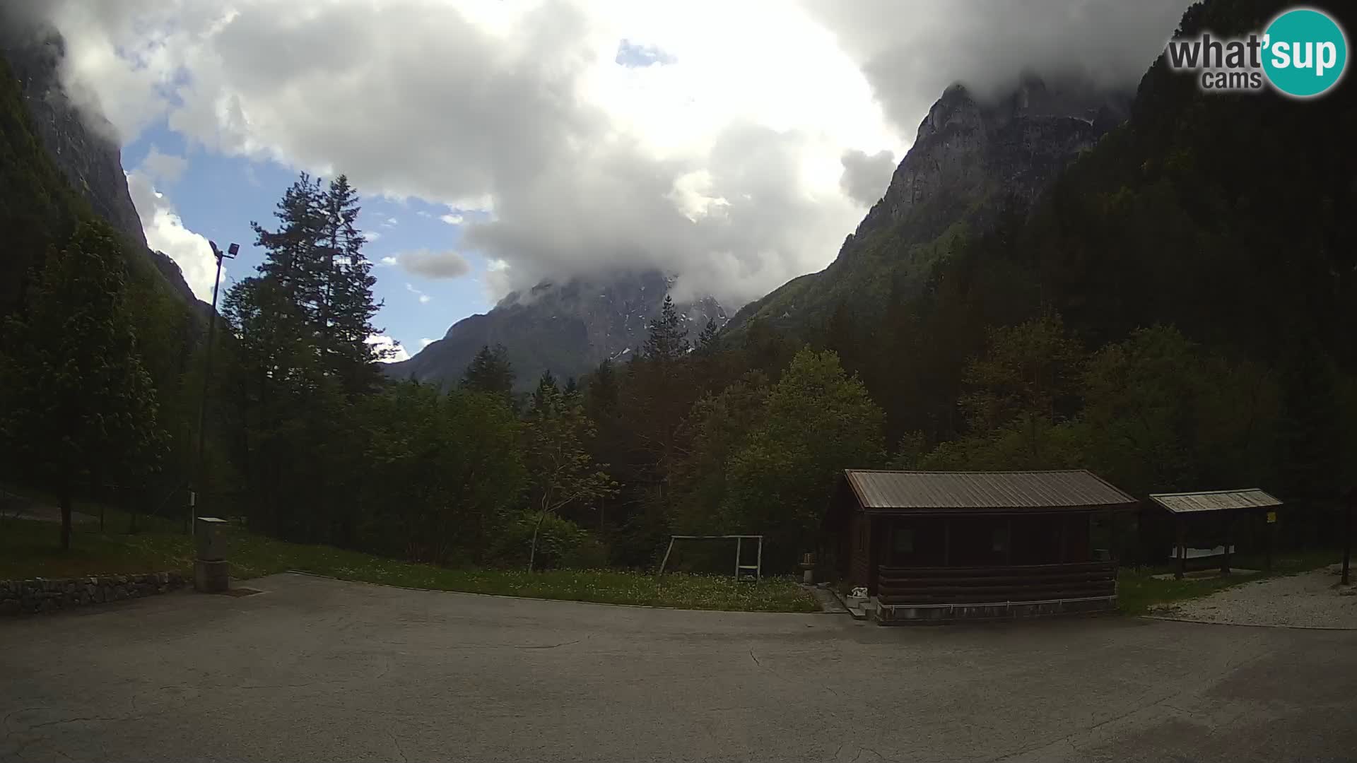 Spletna kamera Log pod Mangartom – Pogled na Jerebico in Rombon – Bovec – Slovenija
